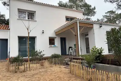 Image de Maison neuve et calme au cœur de la pinède et à 3 min de la plage.
