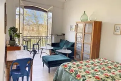 Image de Studio calme et raffiné avec loggia, cœur de ville, sur les parcs.