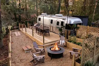 Image de Cozy Lakefront Airstream w/ Private Deck & Firepit - Sleeps 6