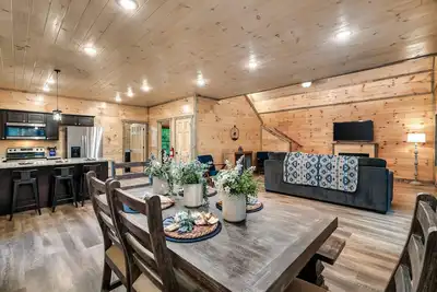 Image de Modern Cabin with Hot Tub, Air Hockey, King Beds, Grill and Outdoor Pool!