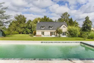 Image de Jolie Villa spacieuse avec piscine sauna et jardin