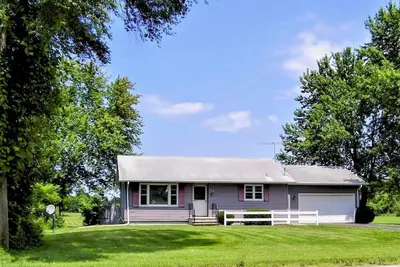 Image de Vintage Vibe & Mid-Century Charm in This Cozy 2-Bed Stay!