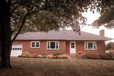 Image de Close to everything. Minutes to wineries and breweries along Seneca Lake.