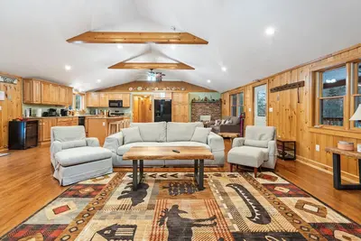 Image de Cozy 3-bedroom cabin in charming Haverhill with Hot Tub, Play Area & Fire Pit