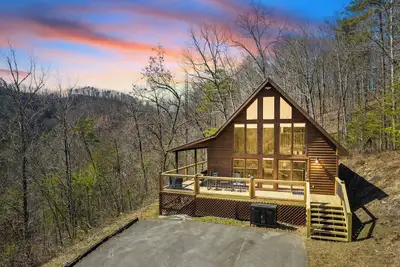 Image de Private Pigeon Forge Cabin w/ Hot Tub, Fire Pit & Arcade Game!