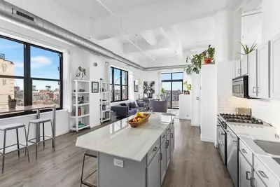 Image de Modern Historic Loft 19ft Ceilings, Heated Parking, Skyline Views + Balcony