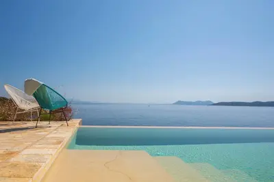Image de Villa Arkoudaki : Escapade luxueuse, 8 chambres avec piscine à débordement