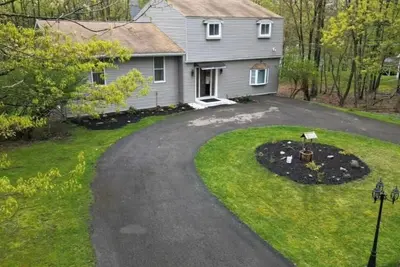 Image de \"Spare Moments\" in beautiful Pocono Mountain - Pool, Hot tube, FirePit & games.