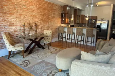 Image de Spacious 1 bed/1 bath historical loft offers exposed brick, and high ceilings.