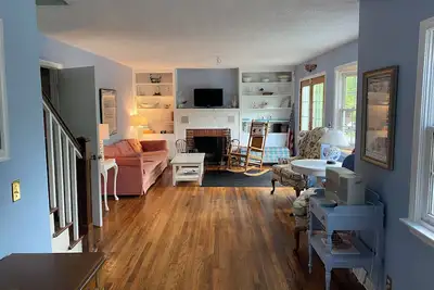 Image de Charming 4 bedroom 3 bathroom cottage with lake view