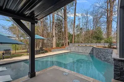 Image de Waterfront Lake Norman Home w/ New Pool & Spa, Sleeps 14 with 6 king beds +