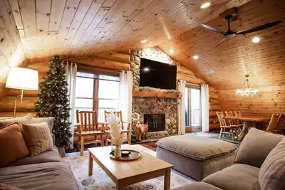 Image de Family Cabin - Indoor Hot Tub, Rec Room, Rock Wall, Indoor Swingset, Arcade