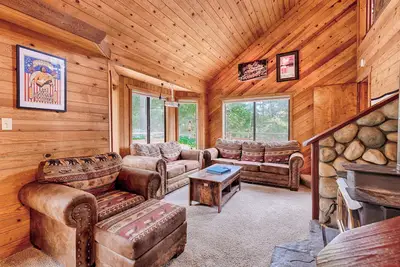 Image de Embrace the Seasons' Sweetness: Discover the Serene Beauty of Cole Ridge Chalet.
