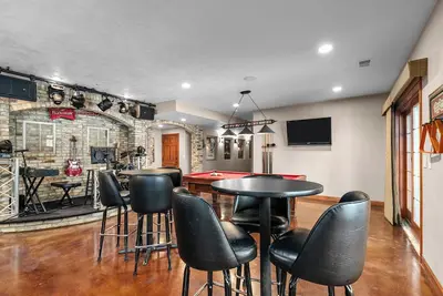 Image de A warm & inviting modern retreat featuring on-site local brews & a home theater.