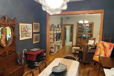 Image de Charming  art filled Chicago 3 bedroom in popular Logan Square. Lovely yard.