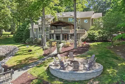 Image de Lakeside Living - Firepit, Outdoor Fireplace, Kayaks, Arcade and much more!