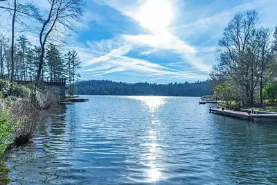 Image de Charming Lake Front Home on Lake Toxaway with Private Dock and Deck- Sleeps 9