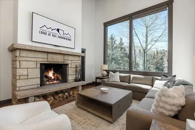 Image de Slope-side Stay w/ fireplace, hot tub  and  spa access, steps away from Gondola One