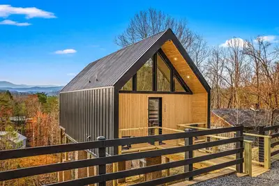 Image de Romantic Luxury Treehouse - Hot Tub, Soaring Views, WiFi, Cable, Mins to Pf & Gb