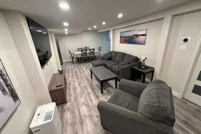 Image de Spacious Basement Suite | 2 Beds (Just 3 minutes away from Downtown! )