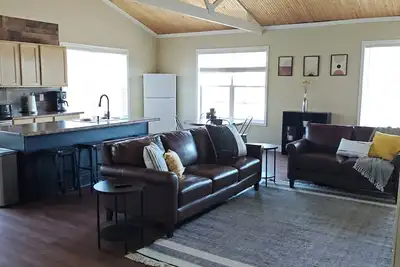 Charming 1-bedroom carriage house in delightful Charlestown with WiFi, Ac