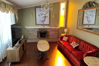 Image de Modernized Antique House | Parking | 2 Beds (1x King bed)
