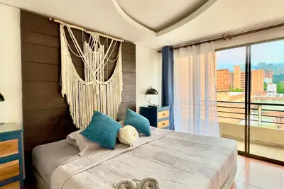 Image de \"Your home away from home\" The Yellow corner, with private Jacuzzi.