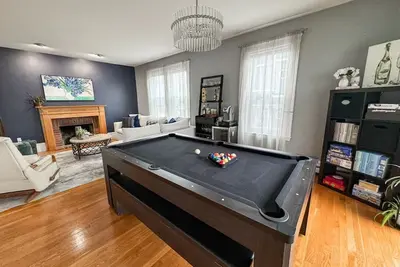 Image de Southie Condo - Near Subway - Bring Pets - Pool Table