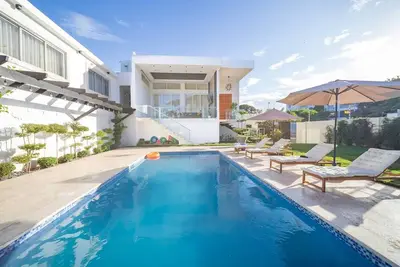5br/4. 5ba Villa: Private Pool, Short Walk to Beaches/Bars/Shops