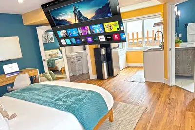 Image de Charming Studio Room | 5 Min to DownTown | Self Check-In | 75\" Tv