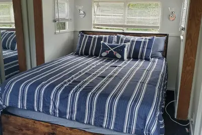 Image de Cozy 1-bdrm Glamping Trailer set in the woods of tranquil Alexandria - Ac, WiFi