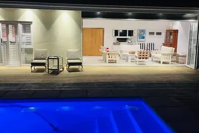 Image de Spacious, light 6-sleeper coastal bungalow with pool • Short walk to the beach