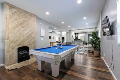 Image de Eclectic & Spacious 6br w/ Pool Table & Foosball