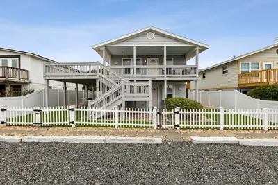 Image de Updated 3-bedroom, 2 bath well stocked coastal cottage across from the beach