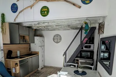 Image de maisonnette avec terrasse vue sur la nature   à  5 minutes à pied de la mer