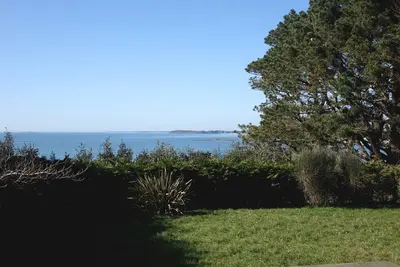 Maison spacieuse à 400m de la plage des Govelins, vue mer