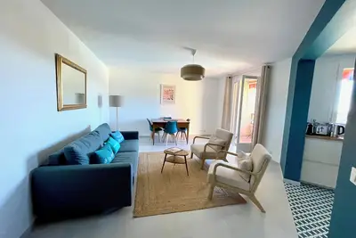 Image de Appartement contemporain vue mer avec piscine