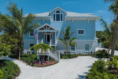Image de Luxury - 255 Wheeler - 6 bedrooms - sleeps 12 - Pool - 2 block from the Beach!
