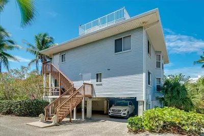 Image de 2740 Shore Ln - 1 block to the peach - Pet Friendly! Large Home
