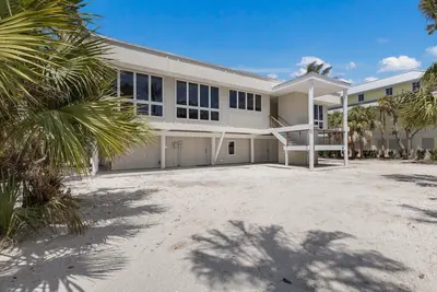 Image de 2973 Shore Ln - 4 Bedroom - Beachfront Home