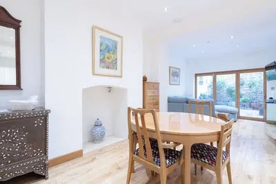 Image de Spacious two-bedroom apartment located in the heart of Cheltenham.