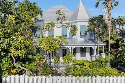 Image de Belle Maison ~ 5 Br/3 Ba Home w/ Pool/Spa in The Meadows!