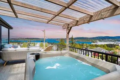 Image de 3b1b House w/ Stunning Lake View & Hot Tub Near Airport