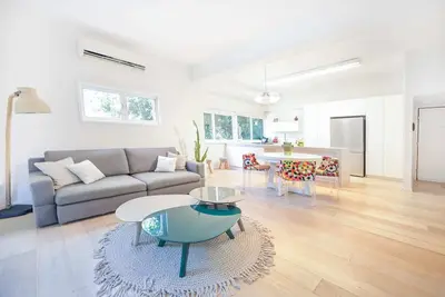 Image de Sea&Sun 2br close Gordon Beach by HolyGuest