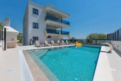 Image de Maison de vacances Makarska pour 1 - 12 personnes avec 6 chambres à coucher - Logement de vacances d