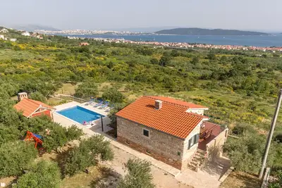 Image de Privacy, pool & view away from it all - House Lola