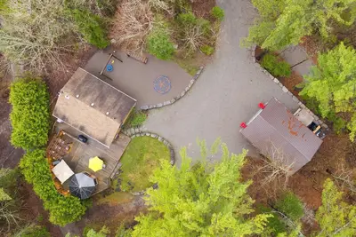 Image de Clear Bay Cabin\n Pet friendly log cabin, private 1. 3 acres beach 4 min. drive.