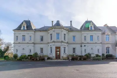 Image de Château de Fontiville du XIXème siècle, proche de l'ensemble des commodités.