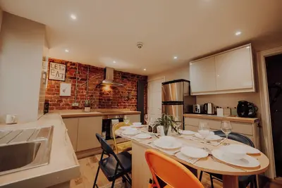 Image de New Refurbed. Home from Home. near Train station for Families and Contractors