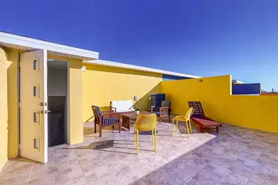 Image de Lovely lemon townhouse with rooftop deck & steps to the beach